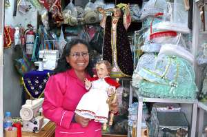 Rosario Chiliguano es la modista de los &lsquo;ni&ntilde;os dios&rsquo; de Quito, en el Manto Sagrado, uno de los primeros almacenes de este tipo. Fotos: Cortes&iacute;a Christian Rodr&iacute;guez