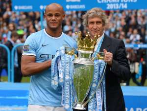 Vincent Kompany (i.) junto a su entrenador, Manuel Pellegrini, cuando consiguieron el t&iacute;tulo de la Premier League en la pasada temporada. Foto: AFP