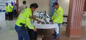 Los agentes mostraron los equipos incautados que permit&iacute;an modificar el c&oacute;digo de 15 d&iacute;gitos de los celulares.