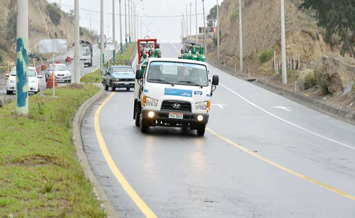 Dos carriles permanecen habilitados para el tr&aacute;nsito vehicular interprovincial. Foto: Roberto Ch&aacute;vez |  El Tel&eacute;grafo