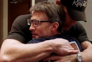 El emotivo abrazo entre John Cena y su fan se viraliz&oacute; en redes sociales.