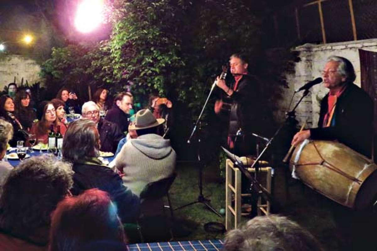 Max Berr&uacute; inici&oacute; sus presentaciones en el jard&iacute;n de su casa, en el barrio &Ntilde;u&ntilde;oa, hace tres a&ntilde;os. En el lugar se degusta comida peruana. Foto: Alejandro Tapia