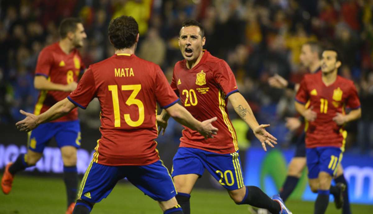 Santi Cazorla (20) celebra con sus compa&ntilde;eros de selecci&oacute;n. Foto: AFP