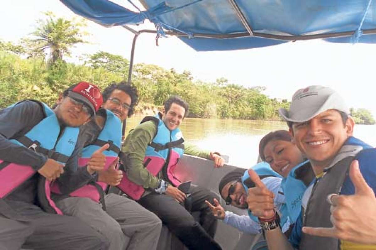 El r&iacute;o Napo es hasta ahora la principal v&iacute;a de transporte para los 6 j&oacute;venes que optaron por ir al Mundial Brasil 2014 a trav&eacute;s de la Amazon&iacute;a. Foto: Cortes&iacute;a Pamela Mej&iacute;a / J&oacute;venes Viajeros