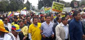 Taxistas contin&uacute;an con las protestas contra Uber y Cabify