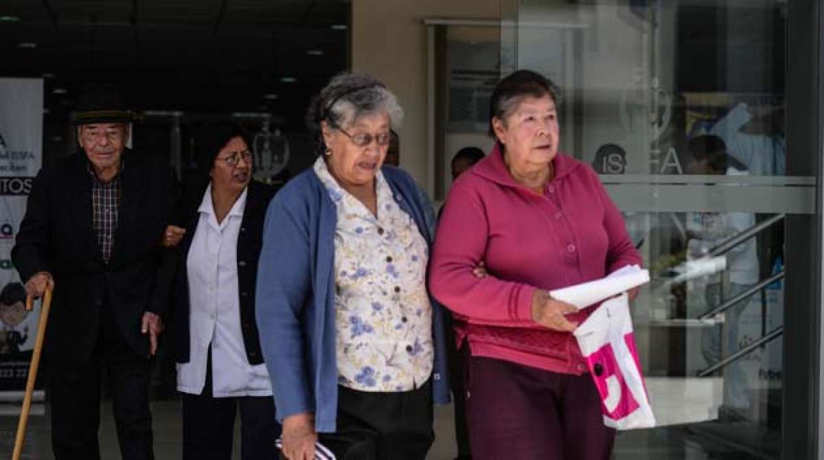 Elvira Paredes, de 73 a&ntilde;os, (derecha) recibe del Issfa una pensi&oacute;n de $ 340 mensuales por montep&iacute;o. Foto: Carina Acosta / El Tel&eacute;grafo