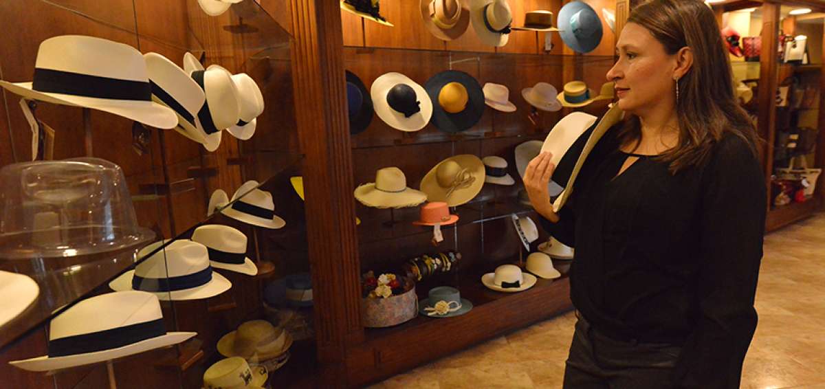 En las salas de exhibici&oacute;n de las tiendas en donde venden sombreros de paja toquilla existen de diferentes modelos, la invitaci&oacute;n es subir una fotograf&iacute;a usando el accesorio.