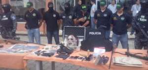 Durante una rueda de prensa en Manab&iacute;, la Polic&iacute;a mostr&oacute; las evidencias halladas en el operativo. 