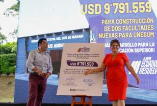 Entrega de Recursos para Manabí: Inversión en desarrollo y servicios básicos.