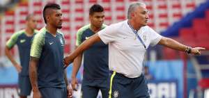 El seleccionador de Brasil, Tite, y los jugadores Paulinho Bezerra (i) y Casemiro participan en una pr&aacute;ctica en el estadio Spartak, en Mosc&uacute;.
