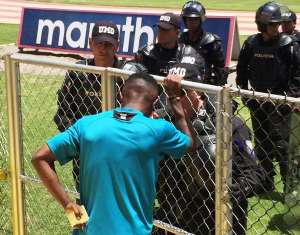 Cristian Lara habl&oacute; con los miembros de la Polic&iacute;a Nacional, que le impidi&oacute; el paso a los jugadores chullas, Foto: Andr&eacute;s Granizo/El Tel&eacute;grafo