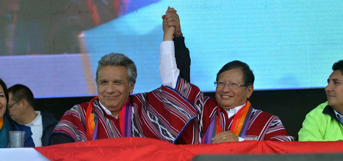 Mariano Curicama, prefecto de Chimborazo, y Len&iacute;n Moreno levantan el pu&ntilde;o en se&ntilde;al de triunfo.