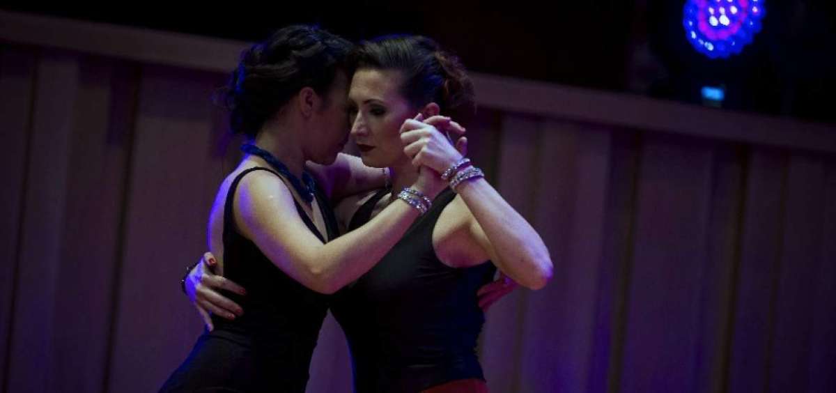  Yuko Artak (pantal&oacute;n de rojo) junto con su pareja de baile Liliana Chenlo hicieron la demostraci&oacute;n de los pasos de tango &lsquo;queer&rsquo;.
