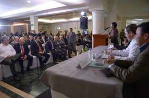 En el lanzamiento hubo masiva asistencia. El siguiente ejemplar de &lsquo;L&iacute;nea Sur&rsquo; se publicar&aacute; en diciembre por la inauguraci&oacute;n de la sede de la Unasur. Foto: Santiago Aguirre.