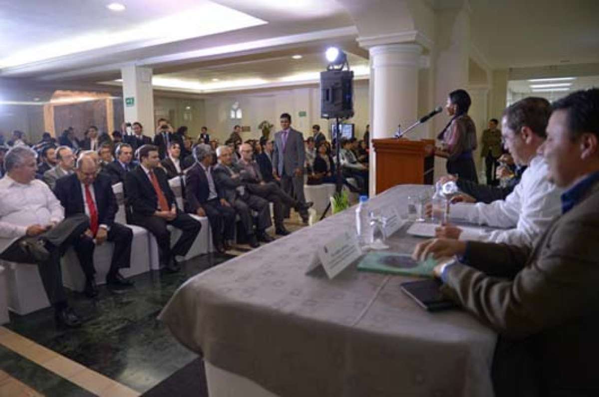 En el lanzamiento hubo masiva asistencia. El siguiente ejemplar de &lsquo;L&iacute;nea Sur&rsquo; se publicar&aacute; en diciembre por la inauguraci&oacute;n de la sede de la Unasur. Foto: Santiago Aguirre.