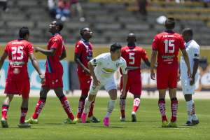 Diego Morales (c) abri&oacute; el marcador ante los Puros criollos con un gol de chilenita. Foto: John Guevara / El Tel&eacute;grafo