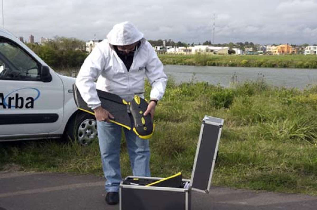 Un t&eacute;cnico instala el drone para iniciar la vigilancia en las afueras de Buenos Aires. Foto: AFP.