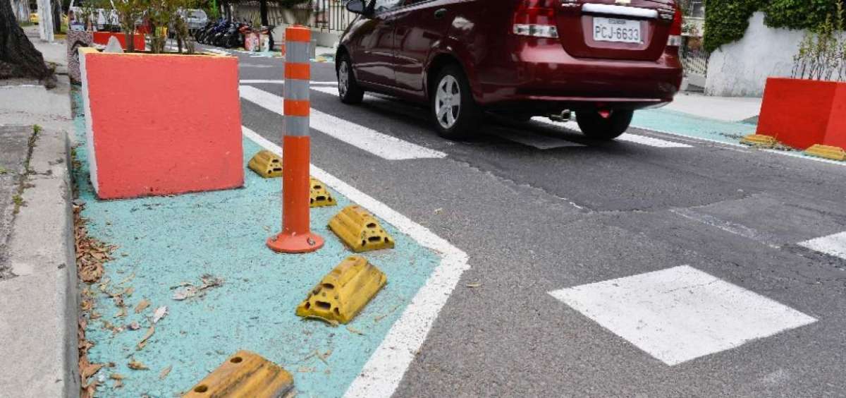Las jardineras gigantes colocadas a ambos lados de las calles obligan a los conductores a ser m&aacute;s cautos.