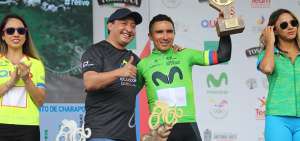Rolando L&oacute;pez, alcalde de Atuntaqui, entrega un trofeo al ciclista ecuatoriano Byron Guam&aacute; tras ganar la etapa de la Vuelta. Cortes&iacute;a Secretar&iacute;a del Deporte