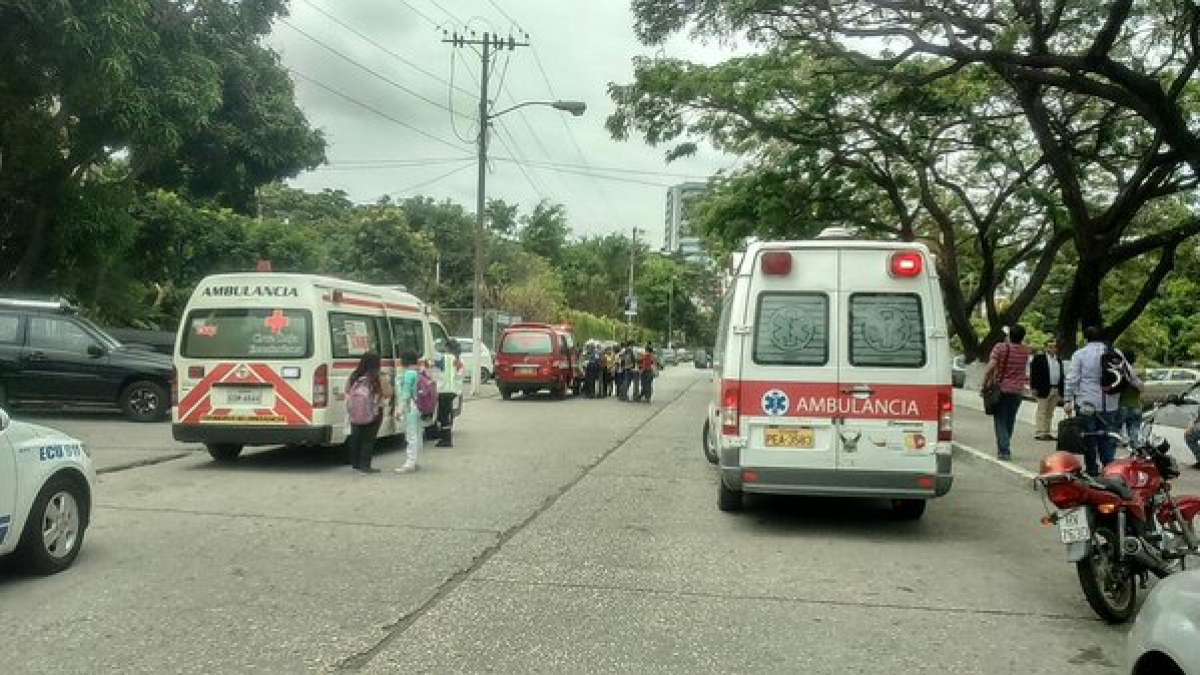 Las personas fueron atendidas por ambulancias de Bomberos Guayaquil y Ministerio de Salud P&uacute;blica. Foto: @BomberoAccionGY