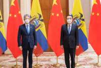 Guillermo Lasso (izq.) junto a Li Keqiang, primer ministro de China, en una visita oficial en febrero de 2022. 