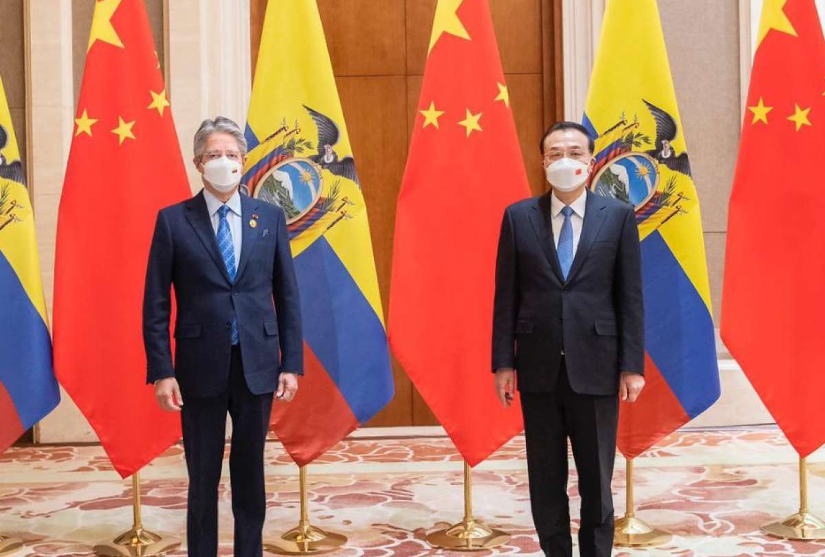 Guillermo Lasso (izq.) junto a Li Keqiang, primer ministro de China, en una visita oficial en febrero de 2022. 