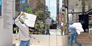 El grupo Fuerza Ecuador (FE), liderado por Abdal&aacute; Bucaram Pulley, entreg&oacute; 35 cajas con 175.000 firmas. Foto: Carina Acosta / El Tel&eacute;grafo