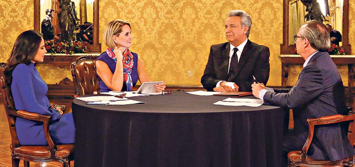 Di&aacute;logo con la prensa. El domingo por la noche el presidente Len&iacute;n Moreno ofreci&oacute; la primera entrevista televisiva a medios nacionales. Tres periodistas participaron en el di&aacute;logo.  