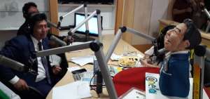Los compa&ntilde;eros de Jorge Yunda en radio Canela le prepararon un pastel para despedirlo.