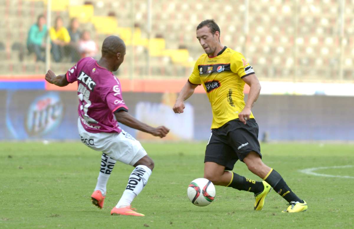 El uruguayo Brahian Alem&aacute;n (d) se saca la marca del mediapunta Julio Angulo. El ex-Arsenal de Sarand&iacute; tuvo un buen debut, solo falt&oacute; su gol. Foto: Miguel Castro / El Tel&eacute;grafo