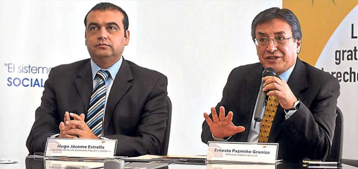 El superintendente de Econom&iacute;a Popular y Solidaria, Hugo J&aacute;come (izq.), y el defensor P&uacute;blico, Ernesto Pazmi&ntilde;o (der.), durante la firma del convenio.