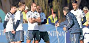 El DT &lsquo;Tata&rsquo; Martino da instrucciones al equipo titular que enfrentar&aacute; hoy a Colombia. Foto: AFP