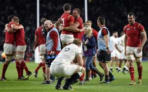 Gales deja en una situaci&oacute;n dif&iacute;cil a la selecci&oacute;n local, que est&aacute; casi obligada a ganar al bicampe&oacute;n mundial Australia para pasar a Cuartos. Foto: AFP