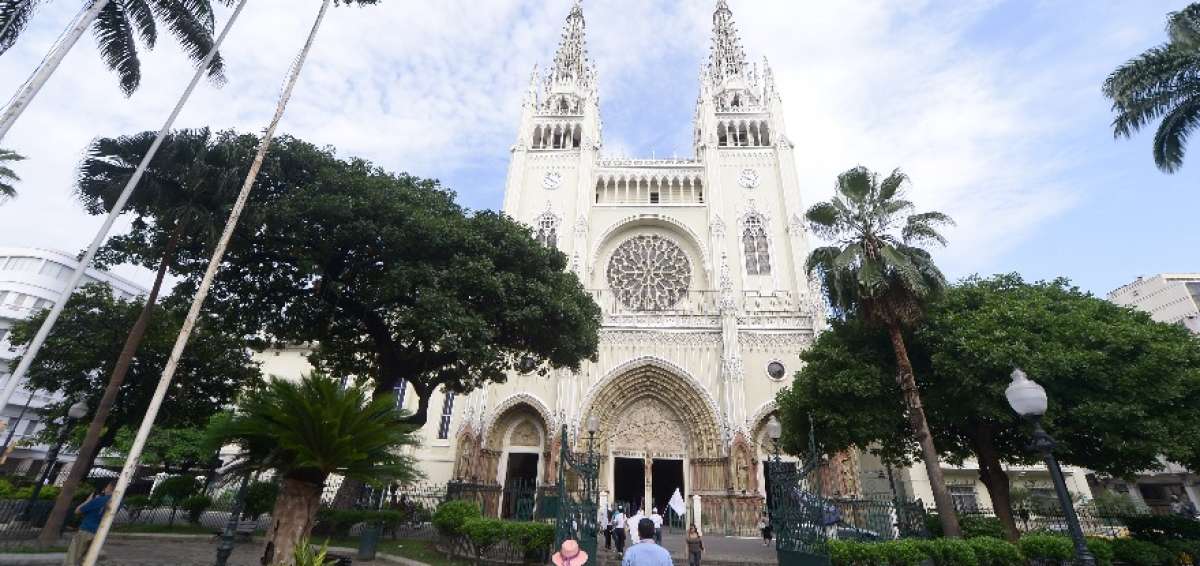 Los turistas nacionales y extranjeros podr&aacute;n recorrer los templos cat&oacute;licos distribuidos en la urbe. La Catedral permanecer&aacute; abierta hasta las 20:00.