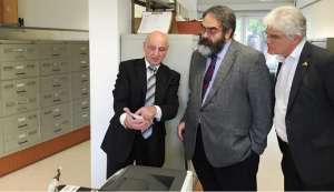 El embajador ecuatoriano Jorge Jurado visit&oacute; la Oficina Central para el Seguimiento de los Cr&iacute;menes Nacionalsocialistas. Foto: Embajada de Ecuador en Alemania 
