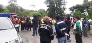 Los socorristas se congregaron en el lugar del accidente con el fin de coordinar el operativo de b&uacute;squeda de los ni&ntilde;os.