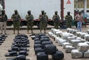 Militares incautaron m&aacute;s de media tonelada de marihuana en Carchi durante un operativo de control.