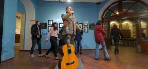 Los visitantes en el Museo del Pasillo observan los 14 grabados inspirados en la m&uacute;sica y en la vida art&iacute;stica de Julio Jaramillo como parte de la muestra. 