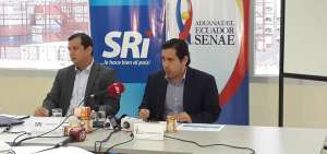 El secretario nacional de Aduana, Mauro Andino (derecha), junto al director nacional de Rentas Internas, Leonardo Orlando, durante la rueda de prensa.