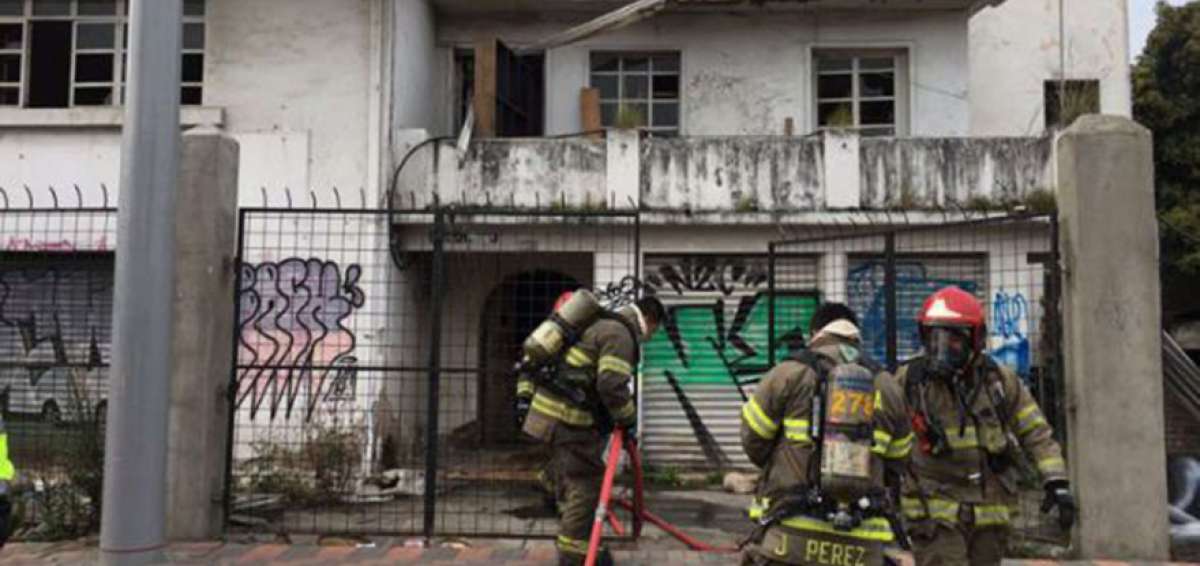 Personal del Cuerpo de Bomberos de Cuenca puso en operaci&oacute;n  algunos escuadrones para sofocar las llamas del inmueble afectado.