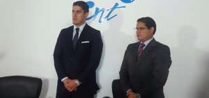 Andr&eacute;s Moreno (izq.) fue posesionado por Jorge Wated, presidente del Directorio de la Empresa Coordinadora de Empresas P&uacute;blicas, EMCO.EP.