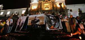 Desde el 26 de marzo, cuando se confirm&oacute; el secuestro del equipo period&iacute;stico, se realizan vigilias diarias en la Plaza Grande, en Quito.