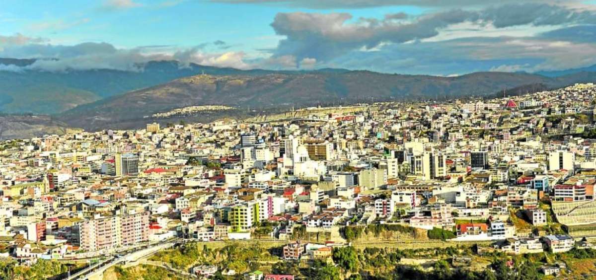 Uno de los puntos desde donde se puede apreciar el crecimiento de Ambato es el mirador de Ambatillo, ubicado al suroeste de la urbe.