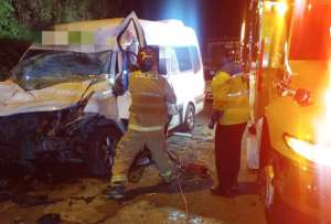 Autoridades en Cuenca desplegaron equipos de emergencia para atender un choque y mantienen investigaciones para determinar las causas.