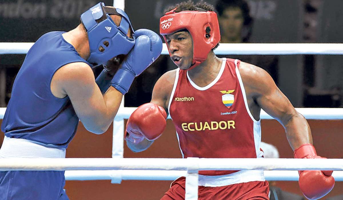 El boxeador ecuatoriano Julio Castillo (der.) buscar&aacute; clasificar nuevamente a unos Juegos Ol&iacute;mpicos, luego de que particip&oacute; en los de Londres 2012. Foto: Cortes&iacute;a Ministerio del Deporte
