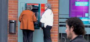 Delincuentes rondan las zonas bancarias para tratar de estafar a personas de la tercera edad.