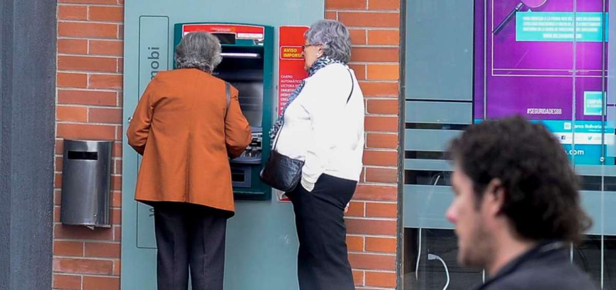 Delincuentes rondan las zonas bancarias para tratar de estafar a personas de la tercera edad.