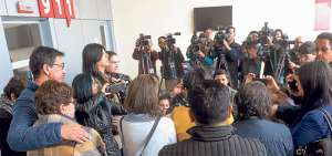 Familiares de los colaboradores de diario El Comercio se reunieron por dos horas con autoridades nacionales. Al final comentaron que recibieron noticias que los tranquilza y agradecieron las muestras de solidaridad.