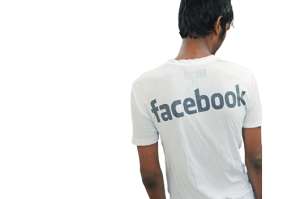 En la India se organizaron marchas de protesta. Algunos j&oacute;venes usaron camisetas con el nombre de Facebook para manifestar su malestar.
