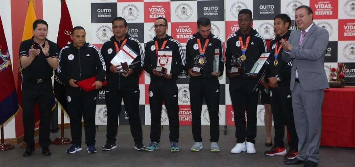 Los deportistas tuvieron un homenaje, en las instalaciones del Cuerpo de Bomberos. 